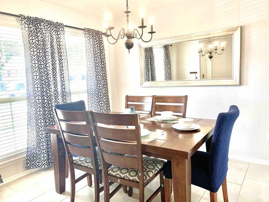Modern Updates - Great Location - King Bed- Bmt San Antonio Exterior foto